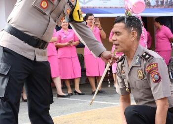 Kapolres Pematangsiantar, AKBP Yogen Heroes Baruno SH, SIK, pimpin upacara Laporan Kenaikan Pangkat 42 personil TMT 1 Januari Tahun 2025, pada Selasa (31/12/2025) pagi, pukul 08.00 WIB, bertempat di Lapangan Apel.