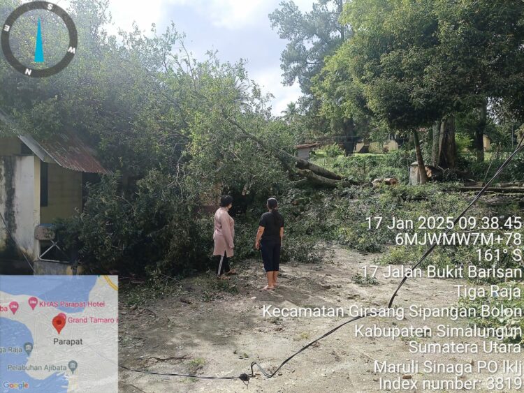 Tiga unit rumah dinas Polsek Parapat mengalami kerusakan akibat pohon tumbang, pada Kamis malam (18/1/2025).