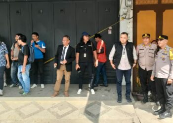 Polres Pematangsiantar melaksanakan pengamanan dan pengawalan secara ketat jalannya rekonstruksi perkara pembunuhan korban MP alias S, di Tempat Kejadian Perkara (TKP), rumah tingkat tiga milik tersangka JFJ alias Joe, di Jl. Merdeka Pematangsiantar, pada Selasa (21/1/2025) siang.