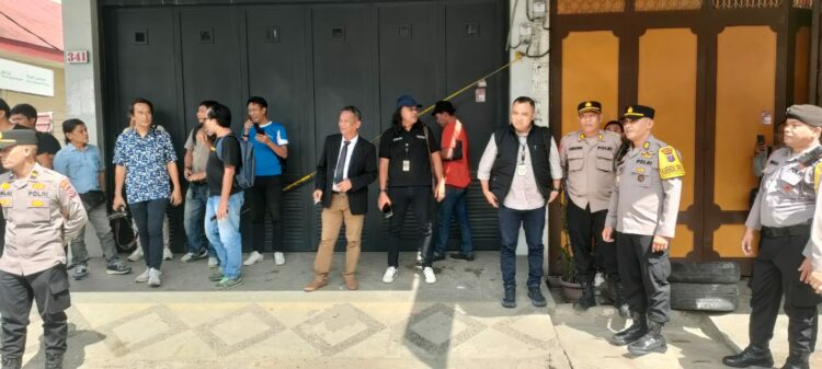 Polres Pematangsiantar melaksanakan pengamanan dan pengawalan secara ketat jalannya rekonstruksi perkara pembunuhan korban MP alias S, di Tempat Kejadian Perkara (TKP), rumah tingkat tiga milik tersangka JFJ alias Joe, di Jl. Merdeka Pematangsiantar, pada Selasa (21/1/2025) siang.