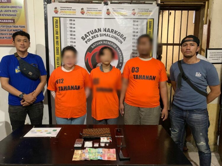 Foto ketiga tersangka dan barang bukti yang diamankan Polisi.