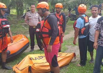 Polres Simalungun bantu evakuasi mayat korban hanyut di Sungai Bah Bolon.