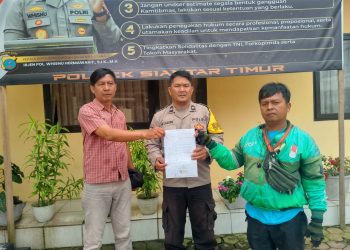 Bhabinkamtibmas Kelurahan Pahlawan, AIPDA  Ungkap Hutagalung, menyelesaikan masalah warga dengan problem solving, di Mako Polsek Siantar Timur, pada Rabu (19/2/2025) pagi, pukul : 09.00 WIB.