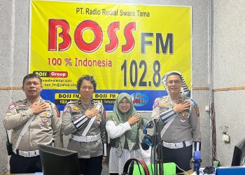 Sat Lantas Polres Pematangsiantar sosialisasi Ops Keselamatan Toba 2025, di Radio Boss FM yang terletak di Jl. Ahmad Yani No. 2 Kota Pematangsiantar, pada Selasa (11/2/2025) sore, sekitar pukul : 16.45 WIB.