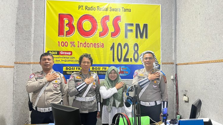 Sat Lantas Polres Pematangsiantar sosialisasi Ops Keselamatan Toba 2025, di Radio Boss FM yang terletak di Jl. Ahmad Yani No. 2 Kota Pematangsiantar, pada Selasa (11/2/2025) sore, sekitar pukul : 16.45 WIB.