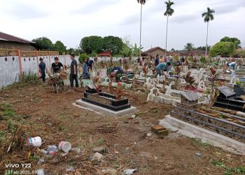 Bhabinkamtibmas Kelurahan Pematang Marihat, Bripka Asril Manurung, gotong royong bersama warga membersihkan Tempat Pemakaman Umum (TPU) Marihat Sentral, di Jalan Melanthon Siregar, Kelurahan Pematang Marihat, Kecamatan Siantar Marimbun, pada Minggu (23/2/2025) pagi, sekitar pukul : 07.30 WIB.