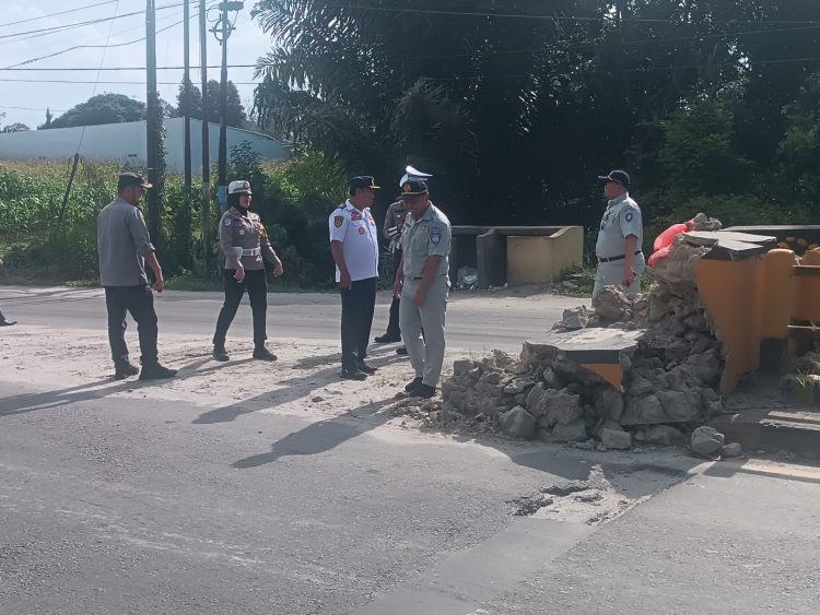 Kasat Lantas Polres Pematangsiantar, IPTU Friska Susana SH, melakukan survei jalur alternatif, pada Rabu (19/2/2025) sore, pukul : 15:00 WIB.