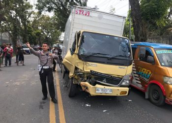 Kasat Lantas Polres Pematangsiantar, IPTU Friska Susana SH, pimpin langsung olah Tempat Kejadian Perkara (TKP) kecelakaan lalulintas (Lakalantas) atau tabrakan, di Jalan Medan KM 8.8, Kelurahan Tambun Nabolon, Kecamatan Siantar Martoba, Kota Pematangsiantar, pada Selasa (18/2/2025) siang, sekitar pukul 12.00 WIB.