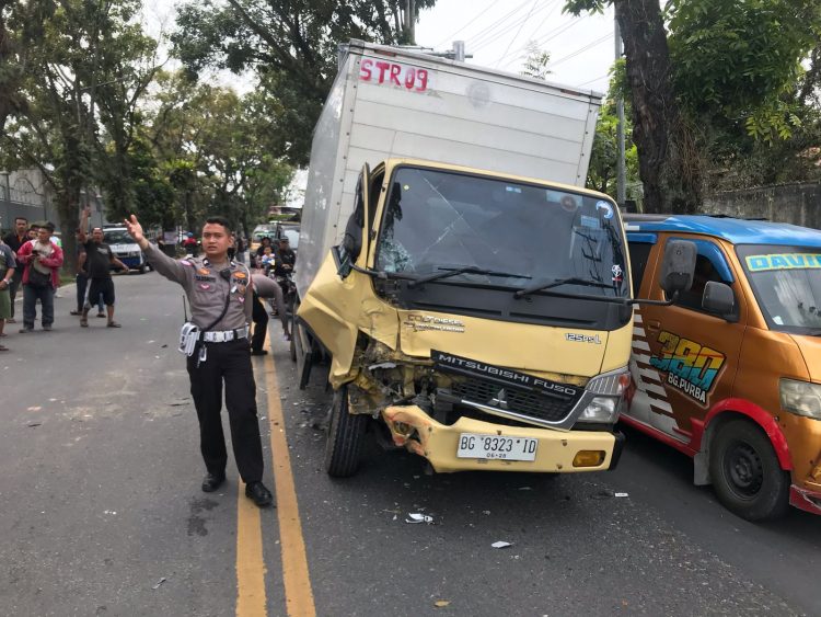 Kasat Lantas Polres Pematangsiantar, IPTU Friska Susana SH, pimpin langsung olah Tempat Kejadian Perkara (TKP) kecelakaan lalulintas (Lakalantas) atau tabrakan, di Jalan Medan KM 8.8, Kelurahan Tambun Nabolon, Kecamatan Siantar Martoba, Kota Pematangsiantar, pada Selasa (18/2/2025) siang, sekitar pukul 12.00 WIB.