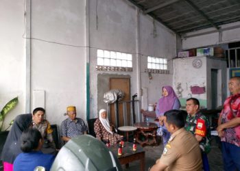 Bhabinkamtibmas Kelurahan Setia Negara, AIPTU Januar Butar Butar, gerak cepat melakukan mediasi keributan sesama pedagang Pasar Pagi Rindam yang terletak di Jl. Rindam III, Kelurahan Setia Negara, Kecamatan Siantar Sitalasari, Kota Pematangsiantar, pada Selasa (11/2/2025) siang, sekira pukul 12.05 WIB.