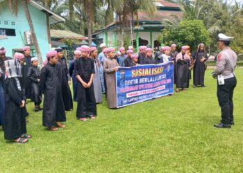 Sat Lantas Polres Pematangsiantar, melaksanakan sosialisasi tertib berlalulintas, di Pesantren Darussalam Pematangsiantar, pada Selasa (4/2/2025) siang.