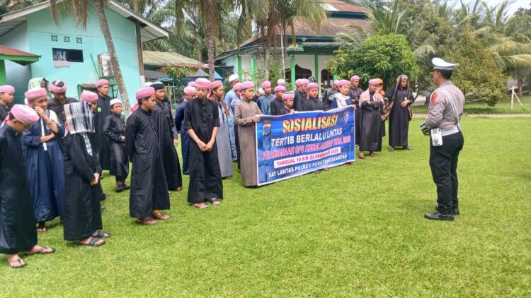 Sat Lantas Polres Pematangsiantar, melaksanakan sosialisasi tertib berlalulintas, di Pesantren Darussalam Pematangsiantar, pada Selasa (4/2/2025) siang.