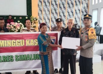 Sat Binmas Polres Simalungun menggelar kegiatan Minggu Kasih dengan memberikan bantuan paket sembako kepada jemaat Gereja GPDI Imanuel Purba Sari.