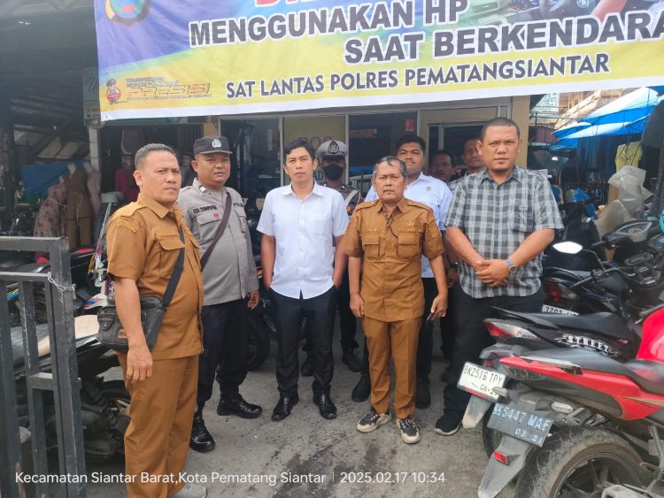 Kasub Sektor Pasar Horas, AIPTU Edi Syahputra, SH, bersama Dinas Pendidikan (Disdik) Kota Pematangsiantar dan Tim PD. Pasar Horas Jaya, berhasil menjaring pelajar bolos sekolah, pada Senin (17/2/2025), pukul 10:00 WIB.