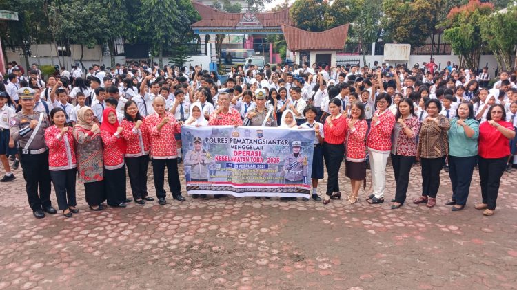 Sat Lantas Polres Pematangsiantar sosialisasi Operasi Keselamatan Toba Tahun 2025 dan Dikmas Lantas kepada Siswa - siswi dan Guru - guru SMP Negeri 7 Pematangsiantar, di Jalan Sisingamangaraja, Kota Pematangsiantar, pada Kamis (13/2/2025) pagi, pukul 07.00 WIB.