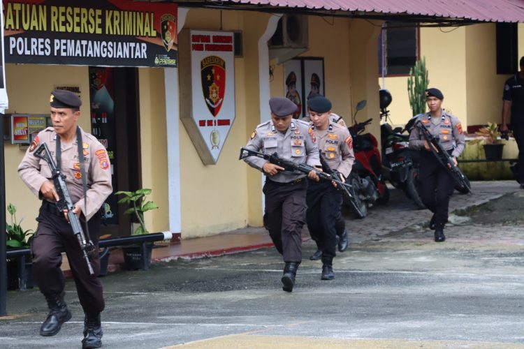 Polres Pematangsiantar mengadakan pelatihan alarm stelling Sispam Mako yang dipimpin Kabag Ops, AKP Ilham Harahap, SH, MH, di Mako Polres Pematangsiantar, pada Senin (25/2/2025) pagi.