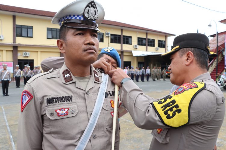 Kapolres Pematangsiantar, AKBP Yogen Heroes Baruno SH, SIK, pimpin apel gelar pasukan Operasi Keselamatan Toba Tahun  2025, pada Senin (10/2/2025) siang.