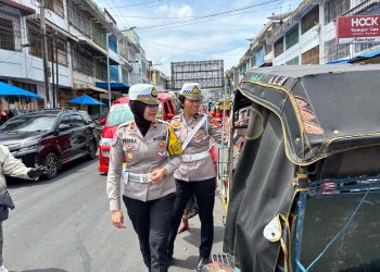 Kasat Lantas Polres Pematangsiantar, IPTU Friska Susana SH, selaku Kasatgas Gakkum, pimpin pelaksanaan sosialisasi dan penindakan dalam rangka Operasi Keselamatan Toba Tahun 2025, di depan Pasar Horas, Jl. Merdeka, pada Selasa (18/2/2025) siang, pukul : 11.00 WIB.