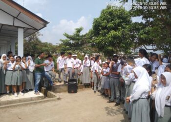 Polsek Tanah Jawa berhasil meredam aksi unjuk rasa yang dilakukan pelajar kelas XII SMA Negeri 1 Tanah Jawa, Kabupaten Simalungun, pada Selasa (4/2/2025).