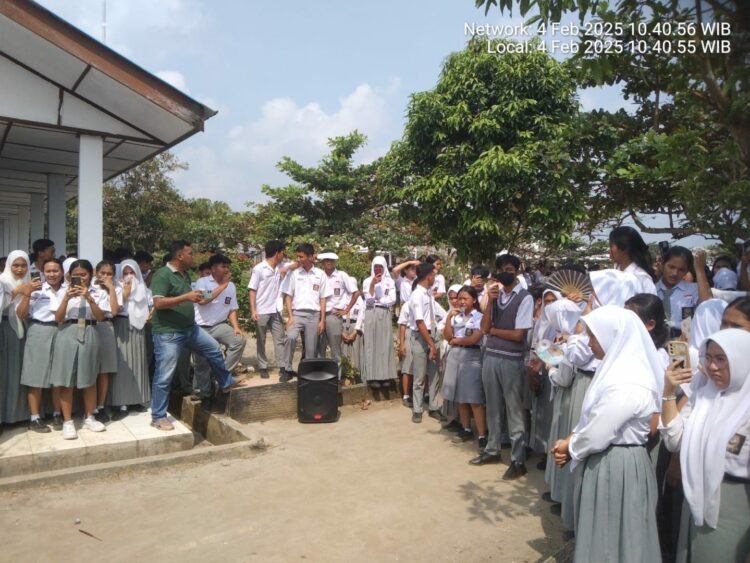 Polsek Tanah Jawa berhasil meredam aksi unjuk rasa yang dilakukan pelajar kelas XII SMA Negeri 1 Tanah Jawa, Kabupaten Simalungun, pada Selasa (4/2/2025).