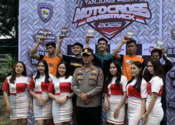 Polsek Tanah Jawa sukses mengamankan kegiatan Final dan Close Ceremony Olah Raga Balap Sepeda Motor Cross dan Super Grasstrack yang berlangsung di sirkuit permanen Pangulu Nagori Tanjung Pasir, Kecamatan Tanah Jawa, Kabupaten Simalungun, Minggu (02/02/2025).