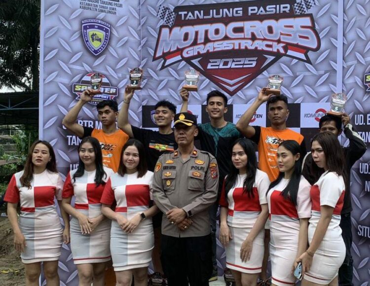 Polsek Tanah Jawa sukses mengamankan kegiatan Final dan Close Ceremony Olah Raga Balap Sepeda Motor Cross dan Super Grasstrack yang berlangsung di sirkuit permanen Pangulu Nagori Tanjung Pasir, Kecamatan Tanah Jawa, Kabupaten Simalungun, Minggu (02/02/2025).