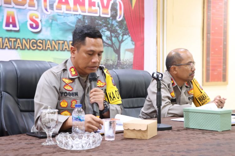 Kapolres Pematangsiantar, AKBP Yogen Heroes Baruno SH, SIK, pimpin Analisa dan Evaluasi (ANEV) gangguan Kantibmas periode Januari Tahun 2025, pada  Selasa (11/2/2025) siang.