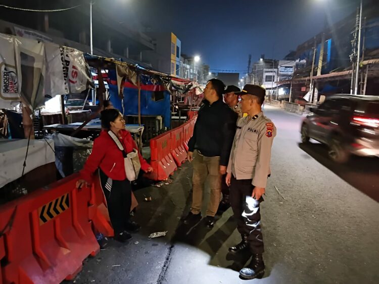 Polres Pematangsiantar melaksanakan Kegiatan Rutin Yang Ditingkatkan (KRYD), di seputaran Pasar Horas, tepatnya Gedung IV, Jl. Merdeka, Kelurahan Dwikora, Kecamatan Siantar Barat, pada Senin (3/2/2025), pukul 22.00 WIB.