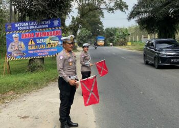 Kasat Lantas Polres Simalungun, AKP Jonni FH. Sinaga, SH, memberikan contoh pengabdian sebagai anggota Polri, dengan terjun langsung ke lapangan, memimpin kegiatan patroli dan pengaturan lalu lintas, di wilayah hukum Polres Simalungun.