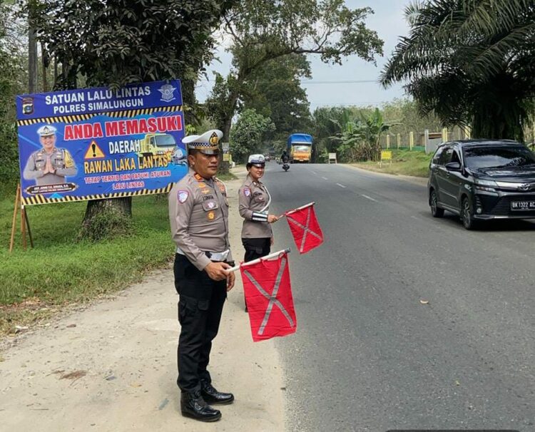 Kasat Lantas Polres Simalungun, AKP Jonni FH. Sinaga, SH, memberikan contoh pengabdian sebagai anggota Polri, dengan terjun langsung ke lapangan, memimpin kegiatan patroli dan pengaturan lalu lintas, di wilayah hukum Polres Simalungun.