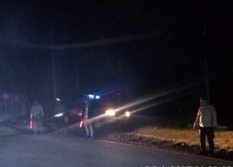 Polsek Tanah Jawa melaksanakan Patroli Blue Light, pada Sabtu malam (15/2/2025).