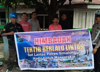 Sat Lantas Polres Simalungun menggelar kegiatan penyuluhan berlalu lintas kepada masyarakat, di Kedai Bunga, Nagori Dolok Melangir I, Kecamatan Dolok Batu Nanggar, Kabupaten Simalungun, pada Selasa (25/2/2025).