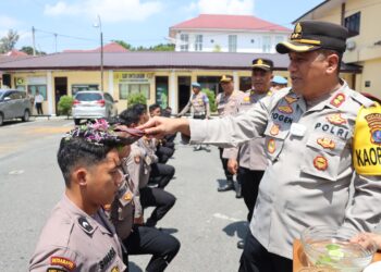 Kapolres Pematangsiantar, AKBP Yogen Heroes Baruno SH, SIK, menyambut 10 personil Bintara Remaja dengan tradisi penyiraman air kembang, pada Senin (3/2/2025) siang.