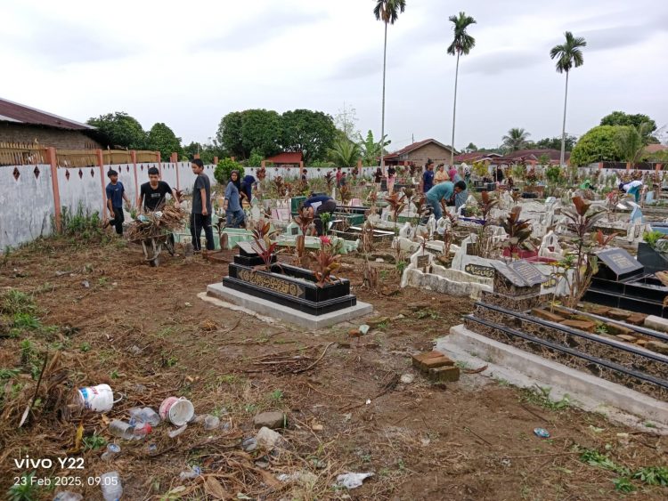 Bhabinkamtibmas Kelurahan Pematang Marihat, Bripka Asril Manurung, gotong royong bersama warga membersihkan Tempat Pemakaman Umum (TPU) Marihat Sentral, di Jalan Melanthon Siregar, Kelurahan Pematang Marihat, Kecamatan Siantar Marimbun, pada Minggu (23/2/2025) pagi, sekitar pukul : 07.30 WIB.