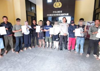Satuan Binmas Polres Pematangsiantar, memberikan pembinaan terhadap enam remaja dan dua pemuda yang diamankan dalam aksi tawuran.