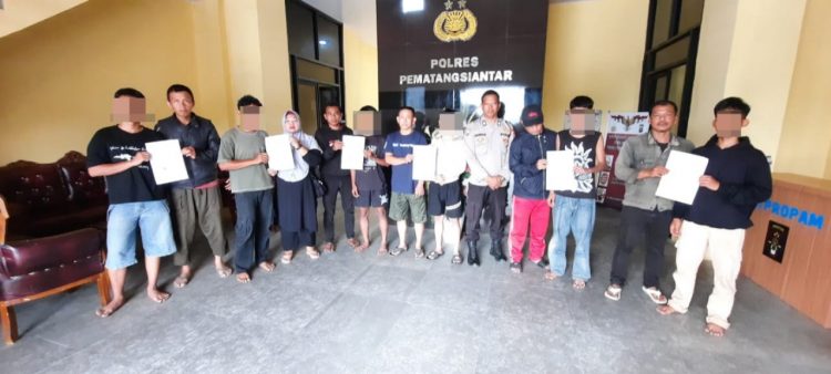 Satuan Binmas Polres Pematangsiantar, memberikan pembinaan terhadap enam remaja dan dua pemuda yang diamankan dalam aksi tawuran.