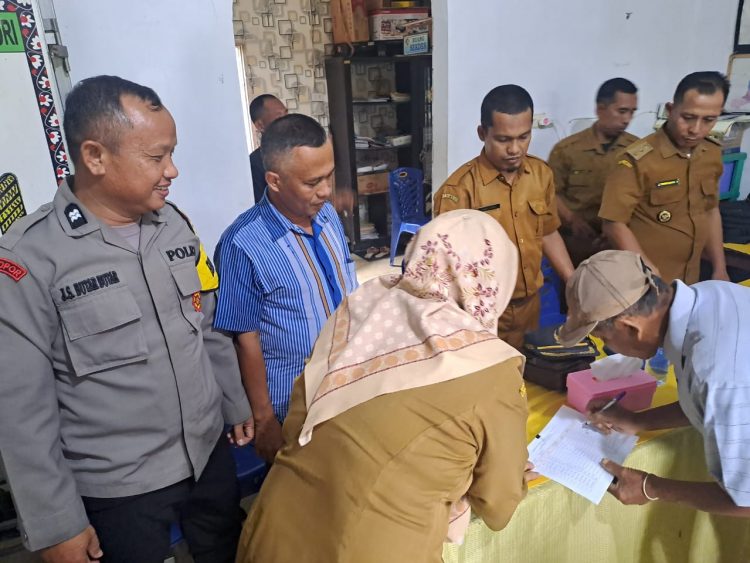 Bhabinkamtibmas Polsek Bosar Maligas, Aiptu J.S. Butar Butar, menghadiri penyaluran Bantuan Langsung Tunai (BLT), di Kantor Pangulu Nagori Banjar Hulu, pada Selasa (11/02/2025).