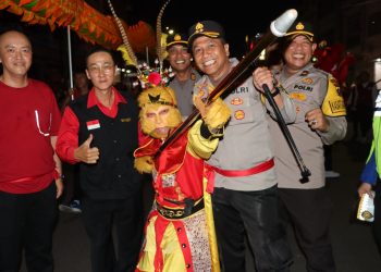 Kapolres Pematangsiantar, AKBP Yogen Heroes Baruno SH, SIK, hadiri pawai Naga dan Barongsai Cap Go Meh 2025, di Lapangan Pariwisata Pematangsiantar, pada Rabu (12/2/2024) malam,