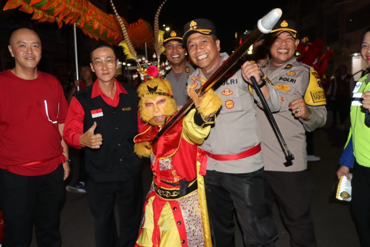 Kapolres Pematangsiantar, AKBP Yogen Heroes Baruno SH, SIK, hadiri pawai Naga dan Barongsai Cap Go Meh 2025, di Lapangan Pariwisata Pematangsiantar, pada Rabu (12/2/2024) malam,