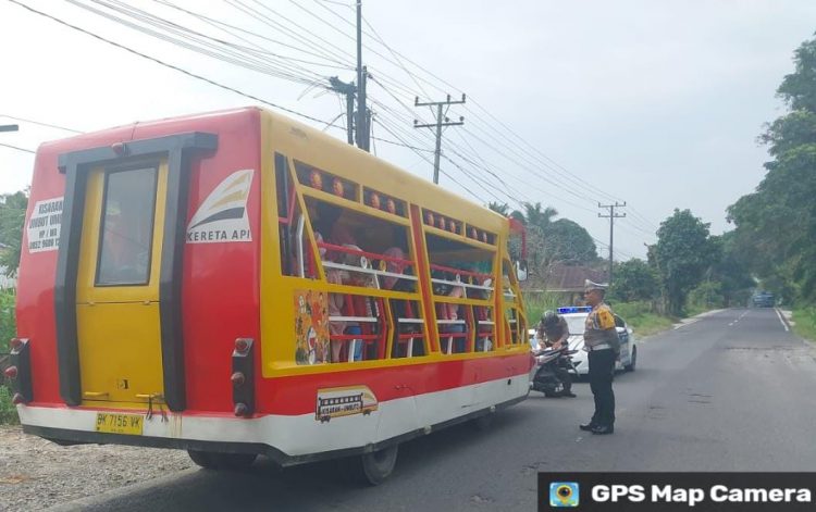 Satlantas Polres Simalungun menggelar Operasi Keselamatan Toba 2025, di Jalan Asahan, Kecamatan Siantar, Kabupaten Simalungun, Sumatera Utara, pada Kamis (13/2/2025).