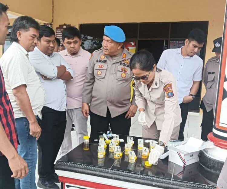 Seksi Propam Polres Simalungun menggelar tes urine mendadak terhadap 76 personel, pada Rabu (5/2/2025). 
Kegiatan yang berlangsung di Lapangan Apel Polres.