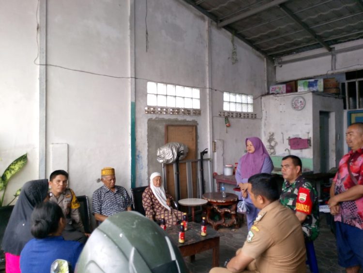 Bhabinkamtibmas Kelurahan Setia Negara, AIPTU Januar Butar Butar, gerak cepat melakukan mediasi keributan sesama pedagang Pasar Pagi Rindam yang terletak di Jl. Rindam III, Kelurahan Setia Negara, Kecamatan Siantar Sitalasari, Kota Pematangsiantar, pada Selasa (11/2/2025) siang, sekira pukul 12.05 WIB.