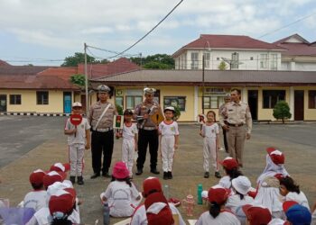 Sat Lantas Polres Pematangsiantar menerima kunjungan siswa siswi SD Swasta Sultan Agung yang didampingi para guru, pada Jumat (7/2/2025) pagi, pukul 08.00 WIB.