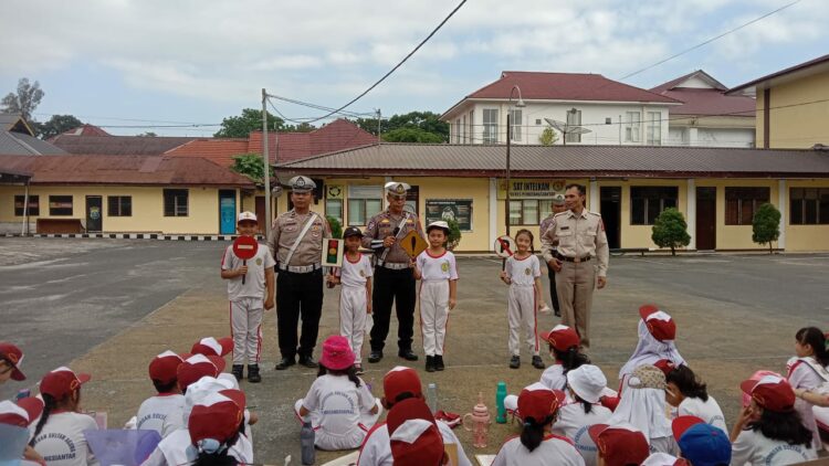 Sat Lantas Polres Pematangsiantar menerima kunjungan siswa siswi SD Swasta Sultan Agung yang didampingi para guru, pada Jumat (7/2/2025) pagi, pukul 08.00 WIB.