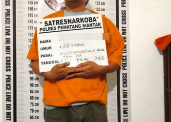 Satuan Reserse Narkoba Polres Pematangsiantar menangkap seorang terduga pengedar narkotika jenis sabu, di Jalan Persatuan Pematangsiantar, pada Rabu (26/2/2025) sore.