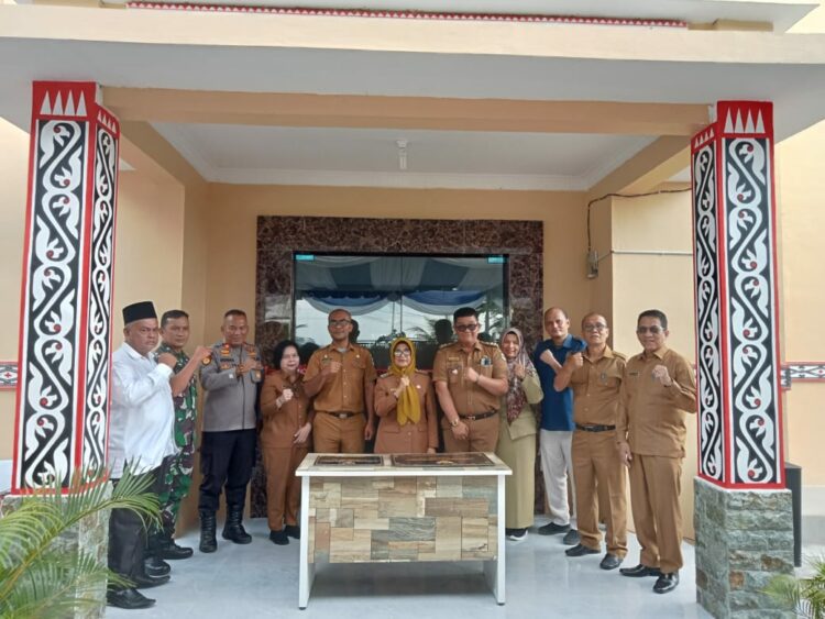 Kapolsek Siantar Marihat, AKP Doni Simanjuntak yang diwakili Wakapolsek, IPTU Hendrayanto Sihombing, menghadiri peresmian gedung Kantor Camat Siantar Marbun, sekaligus juga Taman Losung Bolon dan Gedung Kantor Lurah Nagahuta, pada Selasa (4/2/2025).