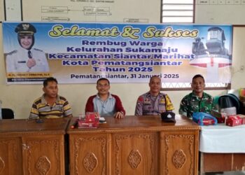 Bhabinkamtibmas Kelurahan Suka Maju, AIPDA Adilman Manalu menghadiri undangan rembuk warga yang berlangsung di Kantor Kelurahan Suka Maju, Kecamatan Siantar Marihat, Kota Pematangsiantar, pada Jumat (31/1/2025) siang lalu, pukul : 14.00 WIB.