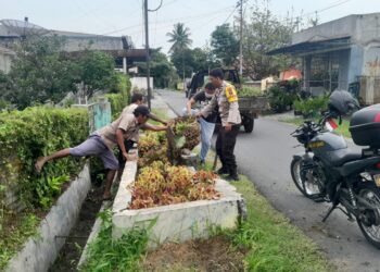 Bhabinkamtibmas Kelurahan Toba, Aipda Eko Silalahi, sambangi para pekerja kebersihan dari Kelurahan Toba, di Jl. Narumondah, pada Sabtu (1/2/2025) pagi, sekitar pukul 09.30 WIB.