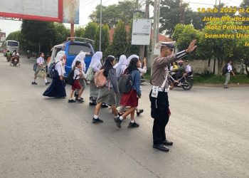 Personil Polres Pematangsiantar melaksanakan kegiatan strong point pagi dan siang hari.