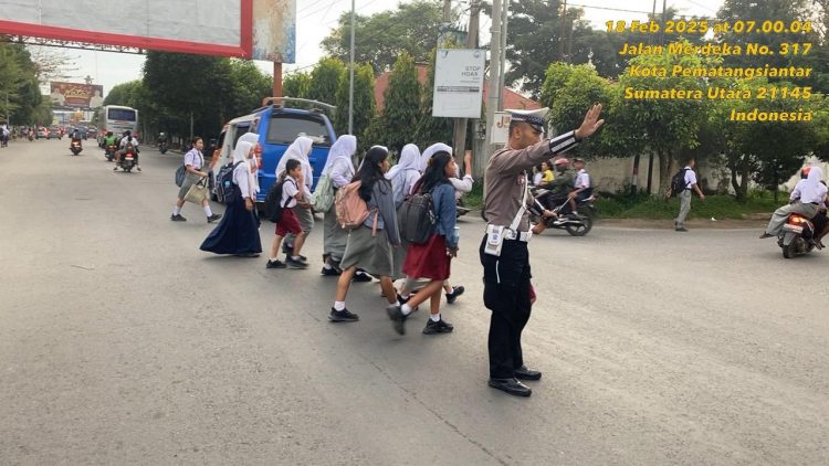 Personil Polres Pematangsiantar melaksanakan kegiatan strong point pagi dan siang hari.